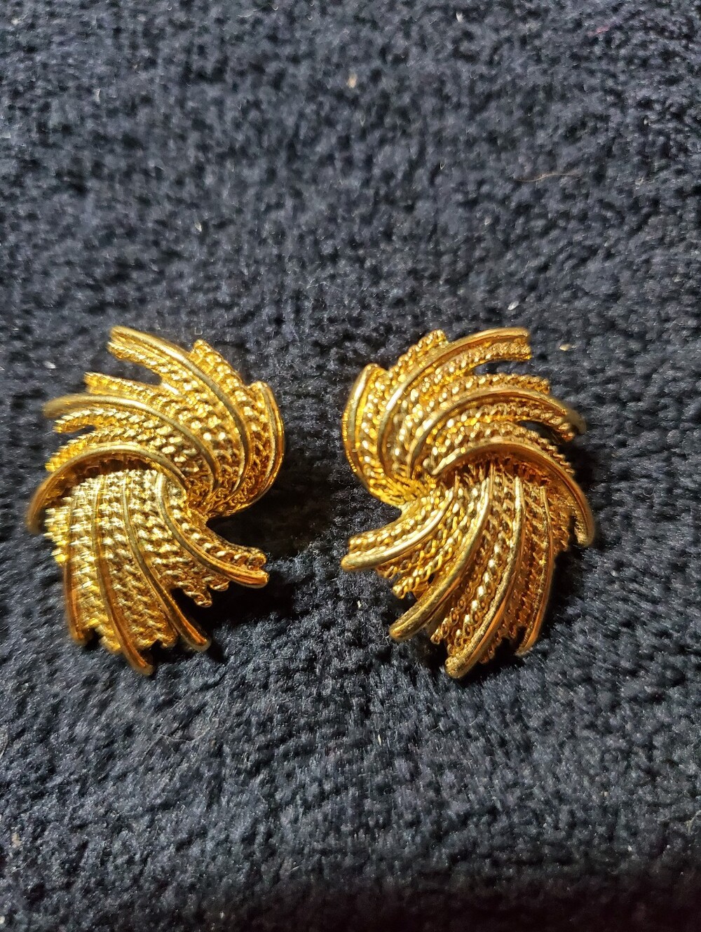 Vintage Monet Mirador Gold-Tone  Swirl Firework Clip-On Earrings Retro 1960s